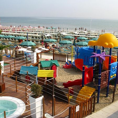 Hotel Taunus - Vista Mare Riccione Bagian luar foto