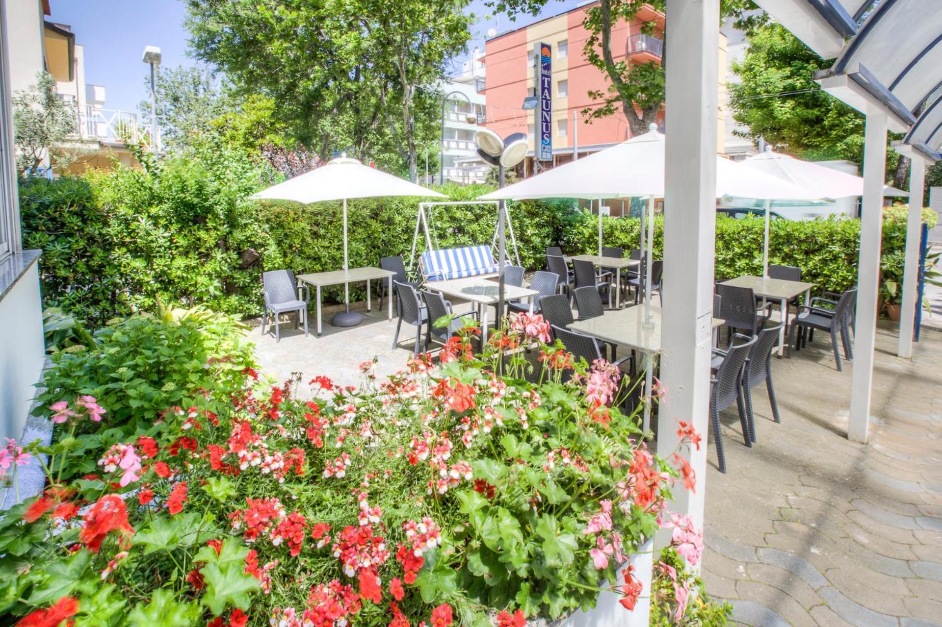 Hotel Taunus - Vista Mare Riccione Bagian luar foto
