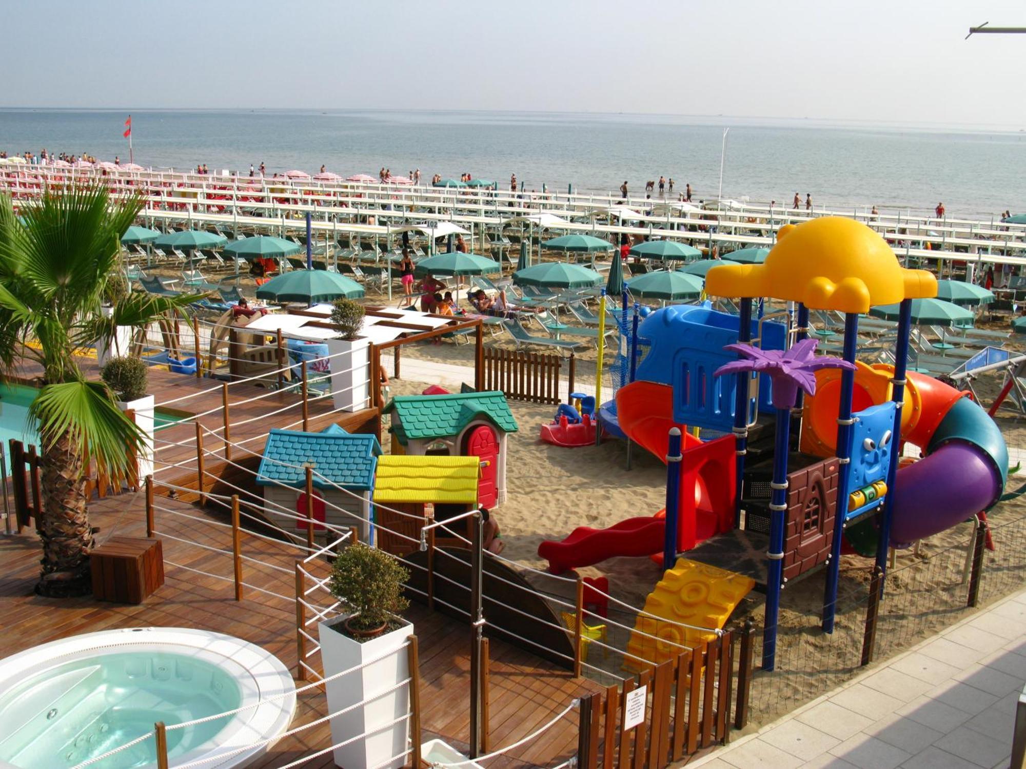 Hotel Taunus - Vista Mare Riccione Bagian luar foto